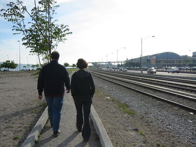 Xavi i Laia caminant per les vies del tren
