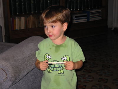 Albert amb un boli a les mans
