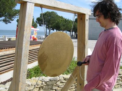 El PKT tocant el gong

