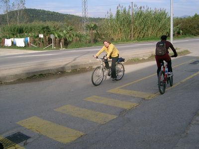 Dani i Mireia donant voltes
