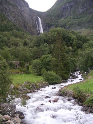Csacada i el seu riu
Entre totes les cascades que vaig fotografiar aquesta és de les més maques, posteriorment la tornem a veure des de la barca
Palabras clave: Cascada riu Noruega