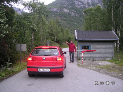 Entrada barrada al glaciar
Entrada (i sortida) barrada al glaciar més gran de Noruega, a una de les seves llengües. Pagament automàtic perquè el fas tú.
Palabras clave: Barra noruega glaciar