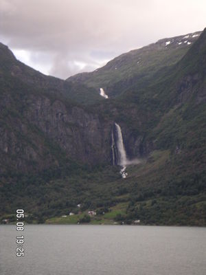 Imatge des del Ferry
Una de les moltes cascades que moren en el fiord la veiem remant (i és la mateixa que una anteriorment amb el seu riu)
Palabras clave: fiord cascada Noruega