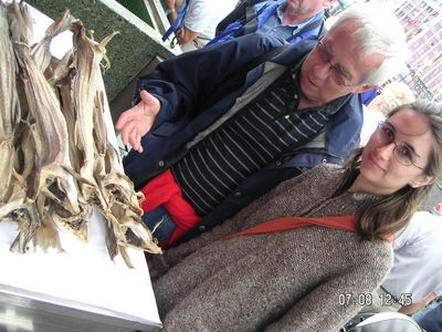 Mercat de Bergen
Lutefisk, bacallà tracta amb sossa càustica, quedant com un troç de llenya, i que s'ha de passar hores després en remull per recuperar-lo. El peix després queda horrible.
Palabras clave: Bergen mercat lutefisk