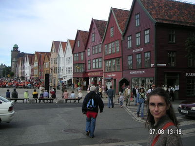Cases de la Hansa a Bergen
L'Anna en un primer terme de les cases de fusta de la Hansa a Bergen
Palabras clave: Hansa Bergen Noruega