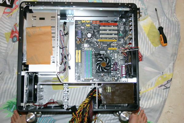 placa base en su sitio
y dos pies y un tornadis
