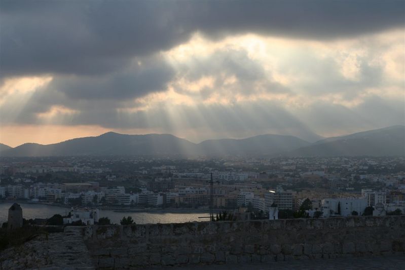 Eivissa des de Dalt Vila fent-se fosc
